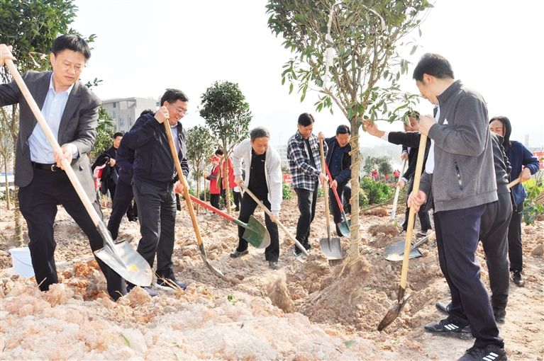 黔江區(qū)“四大家”領(lǐng)導來到重慶69畜牧正陽工業(yè)園區(qū)基地參加2022年全民義務植樹活動