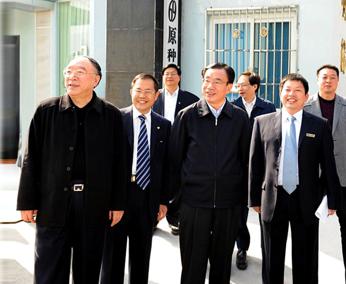 時任中共中央政治局常委紀(jì)委書記賀國強(qiáng)、重慶市市長黃奇帆等領(lǐng)導(dǎo)視察重慶69