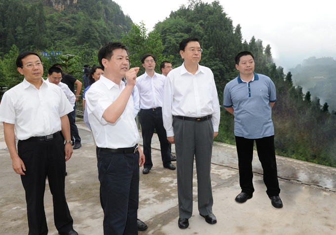 時(shí)任國務(wù)院副總理、中共中央政治局委員、重慶市委書記張德江視察重慶69